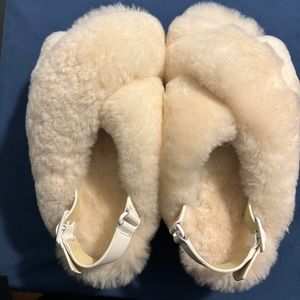 4 CCCCEES FLUFFY SLIPPERS🤍
